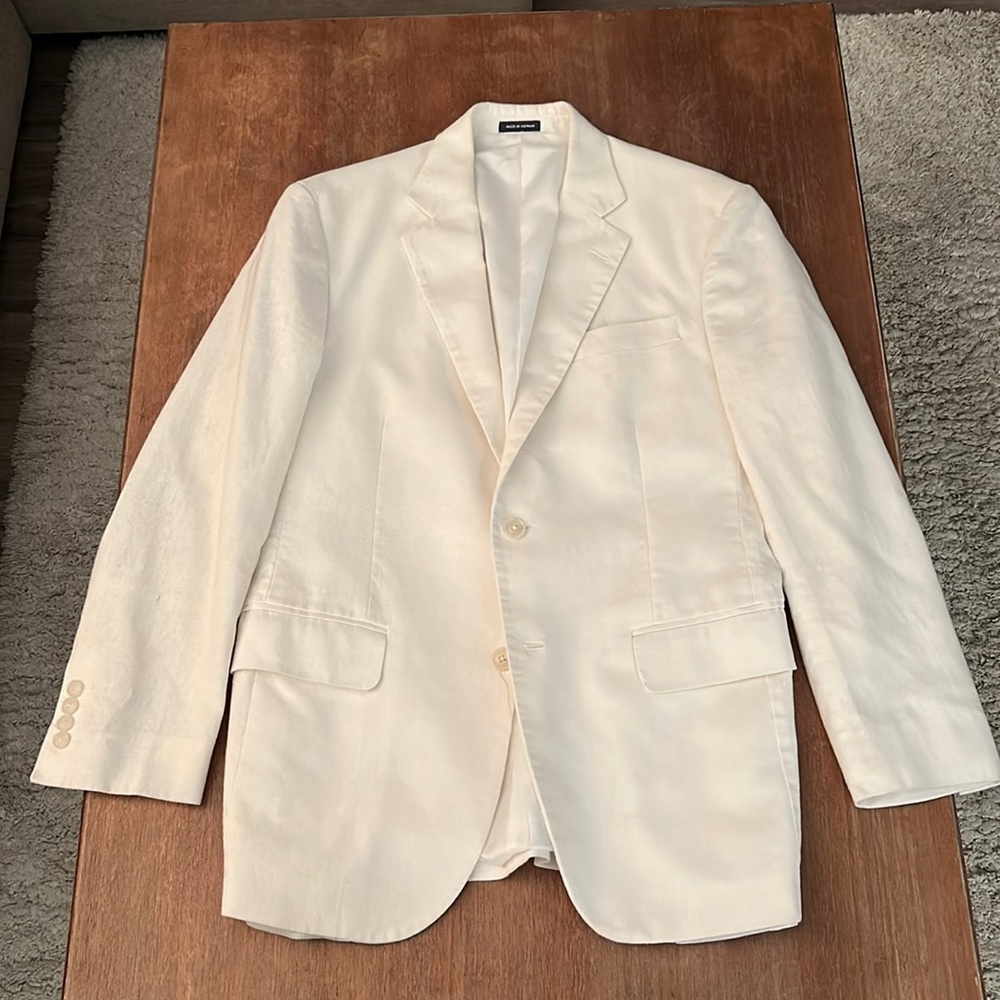 White two- button, dual vented blazer. 55% linen 45% cotton. Excellent condition